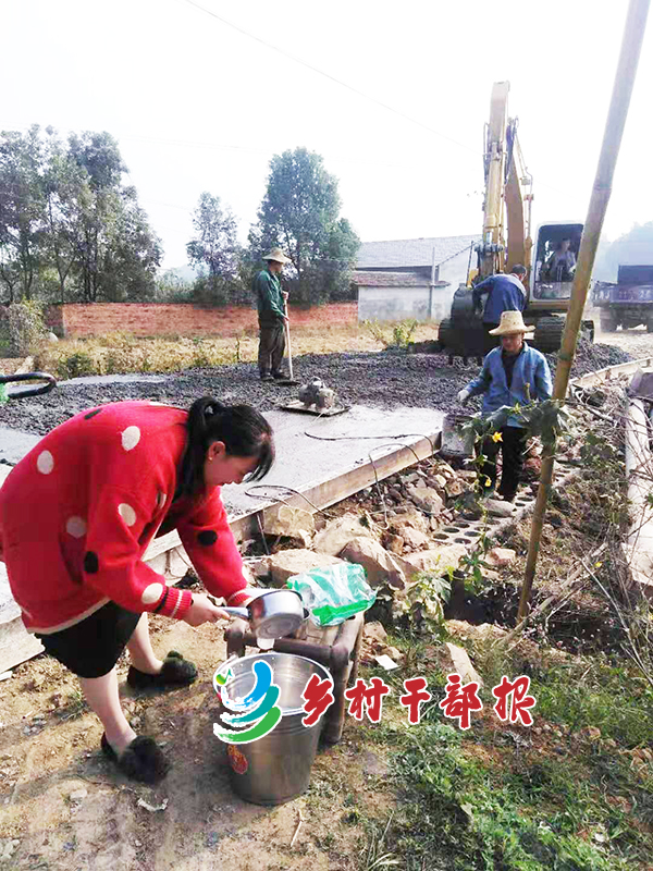 11月2日，黃鶴橋村村民給道路施工人員送擂茶2.jpg